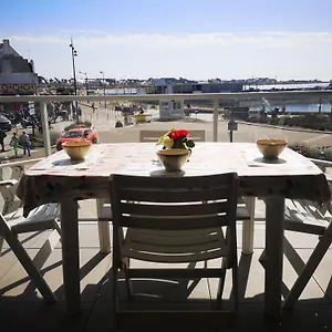 Appartement T2 Balcon Vue Sur Actuellement Gênée Par Un échafaudage Parking Et Entrée Sécurisés à Pied 