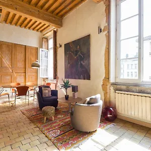 https://luckey-homes-6-place-saint-jean.hotels-rhonealpes.com